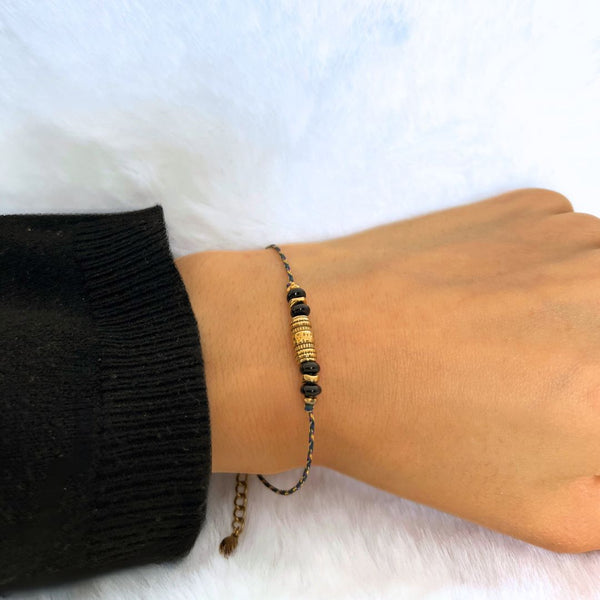 Bracelet modèle Natural Stone en or et noir fil de soie porté