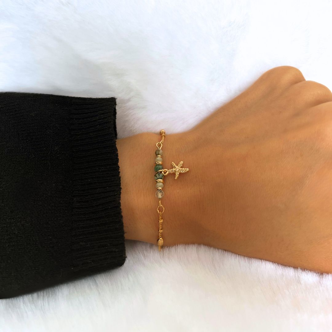 Bracelet modèle Starfish Bracelet en or avec étoile de mer porté