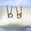 Bracelets modèle Tie en argent et en or sur présentoir
