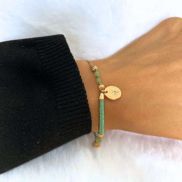 Bracelet modèle wish  en or et verte d'eau porté
