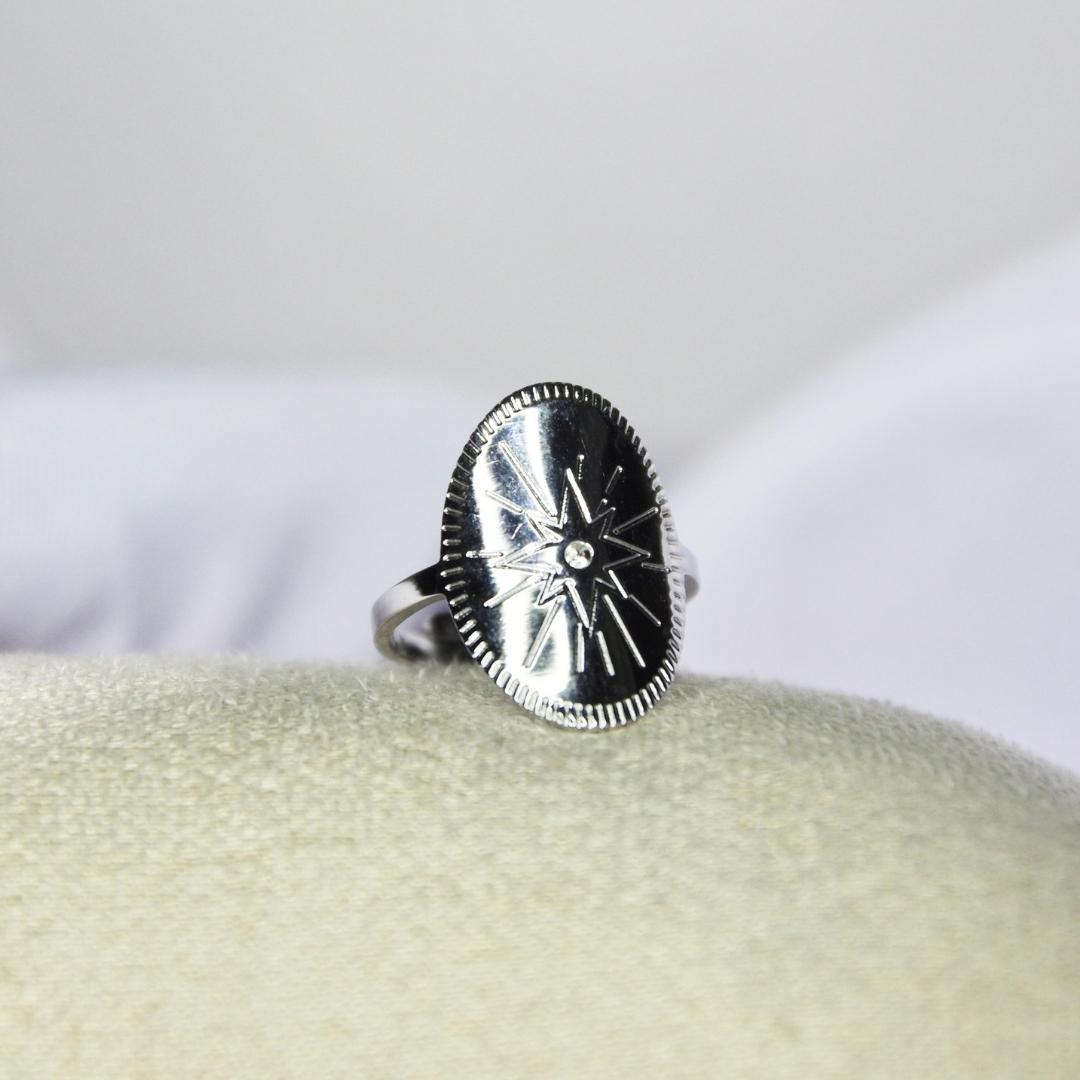 Bague modèle Aurora Ring en argent sur présentoir