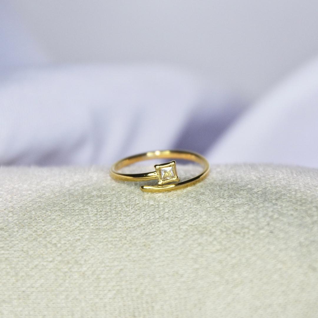 Bague modèle Bling Ring en or avec un strass carré sur présentoir