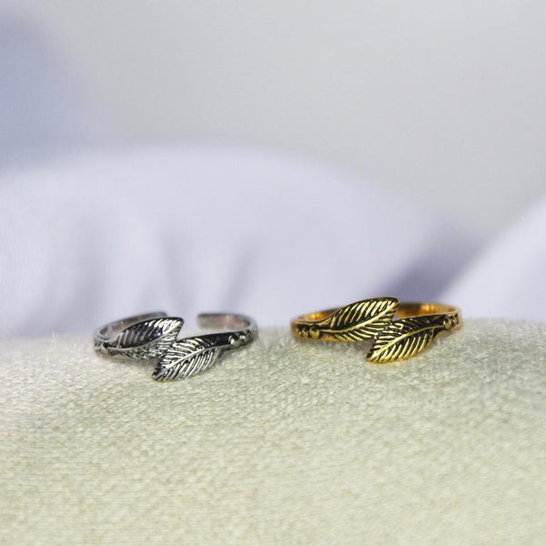 Bagues modèle Feather Ring en or et en argent sur présentoir