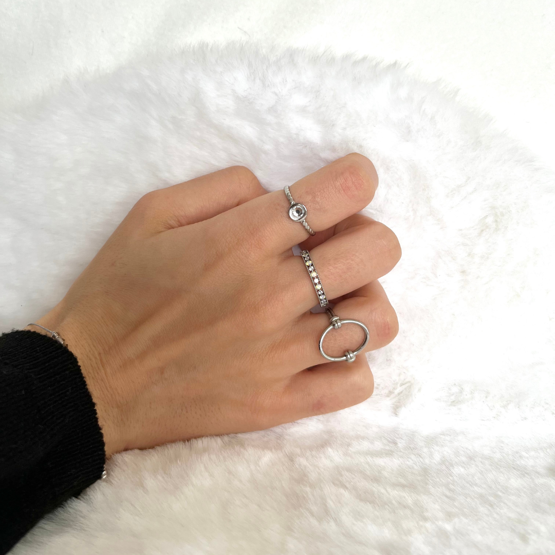 Bague modèle wedding ring strass blanc en argent mixte portée