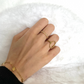 Bague modèle wedding ring strass blanc  en or mixte portée