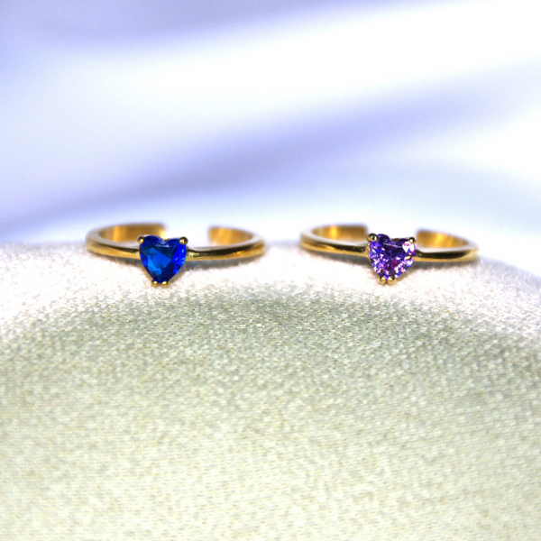 Bagues modèle or bleu et or violet sur présentoir