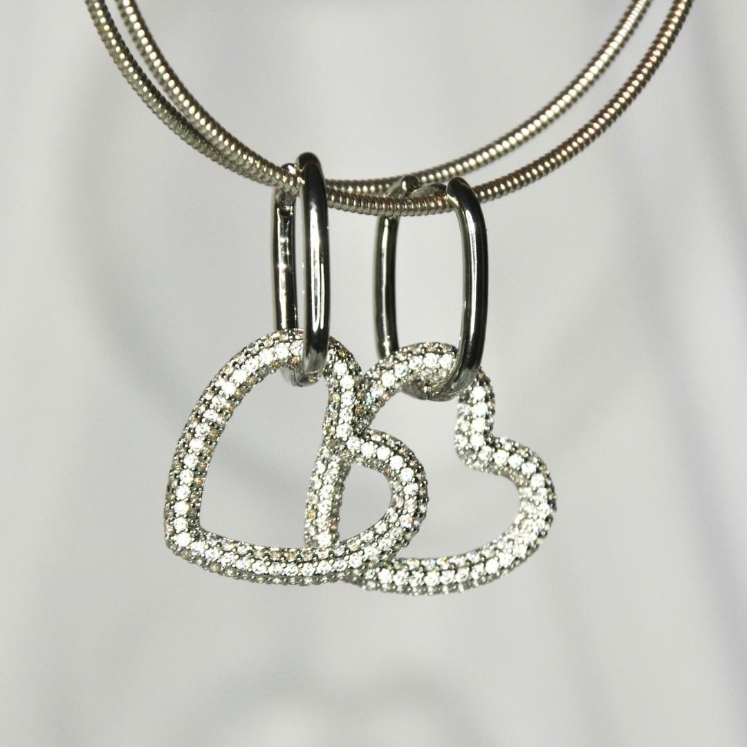 Boucles d'oreilles modèle Devoted Earrings en argent avec pendant coeur à strass sur présentoir