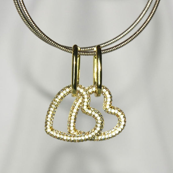 Boucles d'oreilles modèle Devoted Earrings en or avec pendant coeur à strass sur présentoir