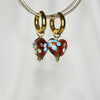 Boucles d'oreilles modèle Feelings Earrings en or avec pendant coeur en pierre rouge sur présentoir