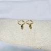 Boucles d'oreilles grape earrings pierre verte et billes en or sur présentoir