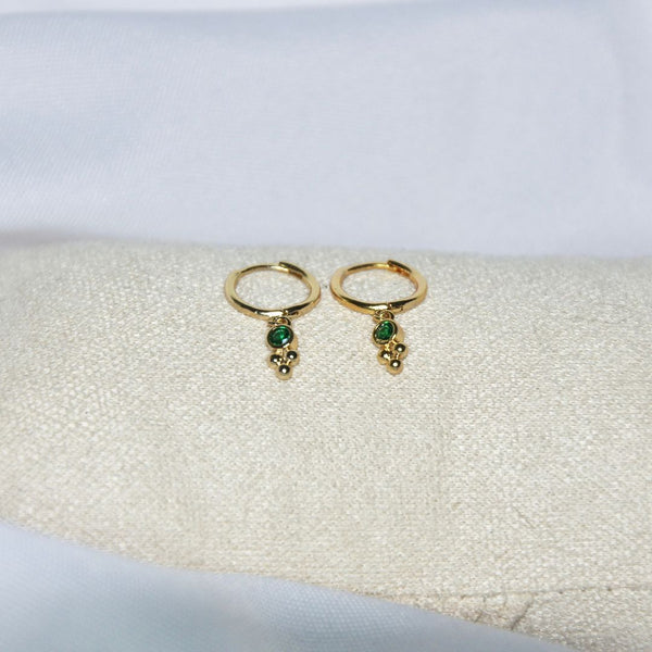 Boucles d'oreilles grape earrings pierre verte et billes en or sur présentoir