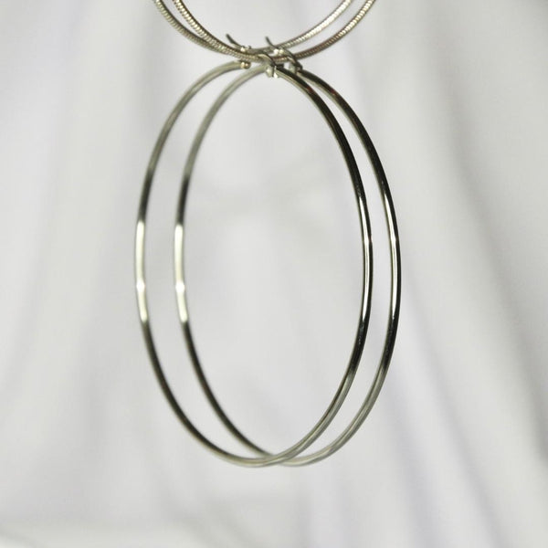 Boucles d'oreilles modèle Hula Hoops en argent sur présentoir