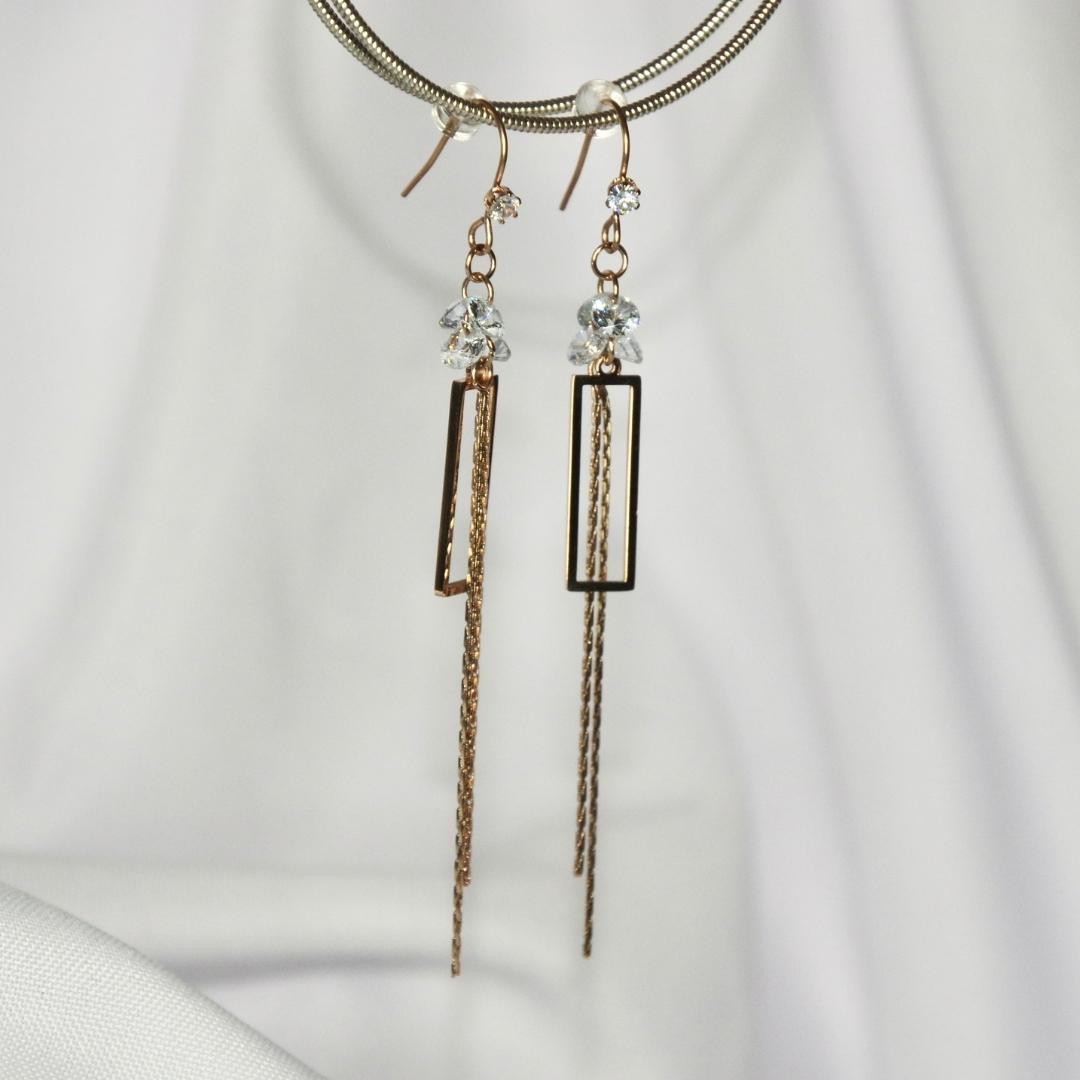 Boucles d'oreilles modèle Ladylike Earrings en or avec perles blanches sur présentoir
