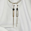 Boucles d'oreilles modèle Ladylike Earrings en or avec perles noires sur présentoir