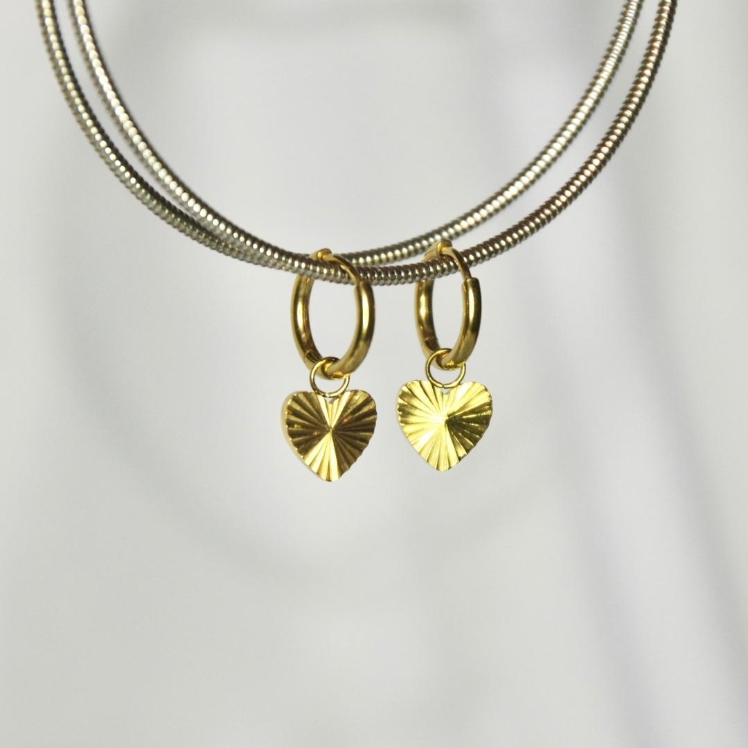 Boucles d'oreilles modèle Like Earrings en or avec pendant coeur sur présentoir