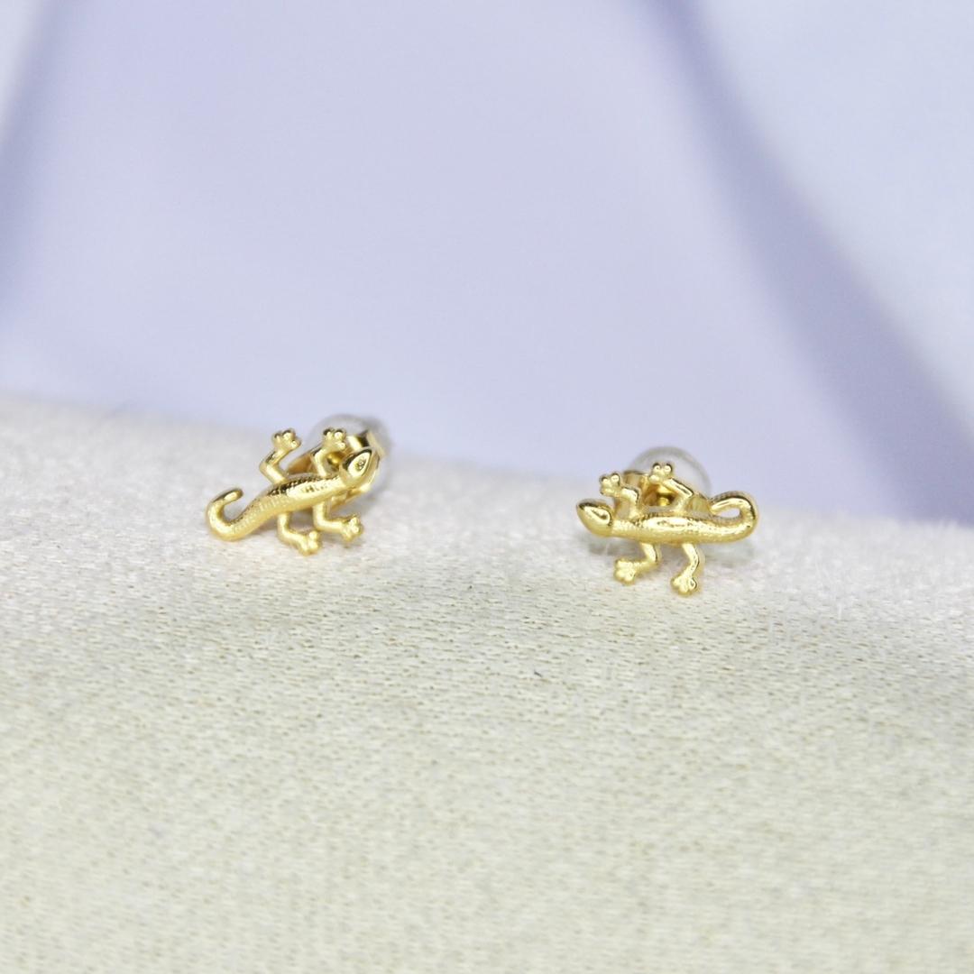 Boucles d'oreilles modèle Lizard Earrings en or sur présentoir