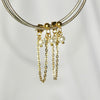 Boucles d'oreilles modèle Rare Earrings en or avec perles blanches et chaîne dorée sur présentoir