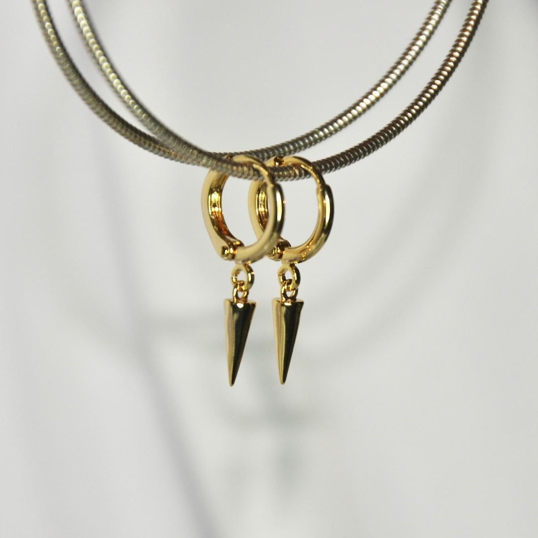 Boucles d'oreilles modèle Rocky Earrings en or avec pendant cône sur présentoir
