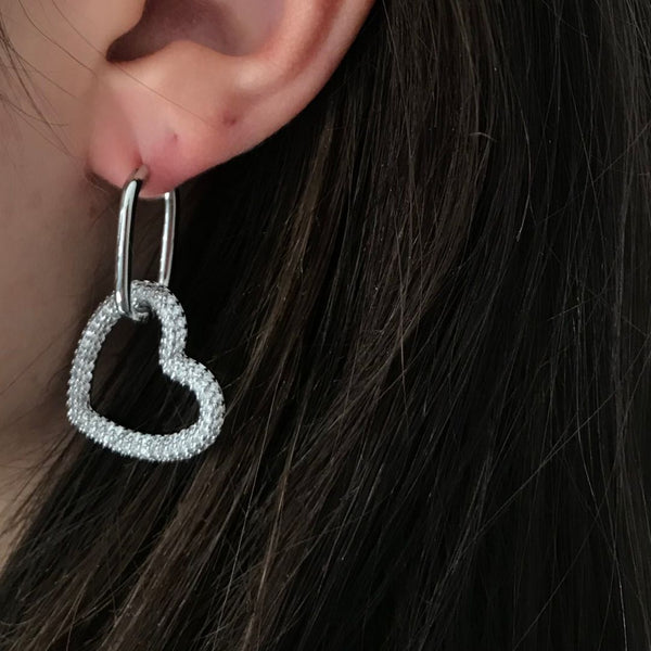 Boucles d'oreilles modèle devoted earrings en argent portées
