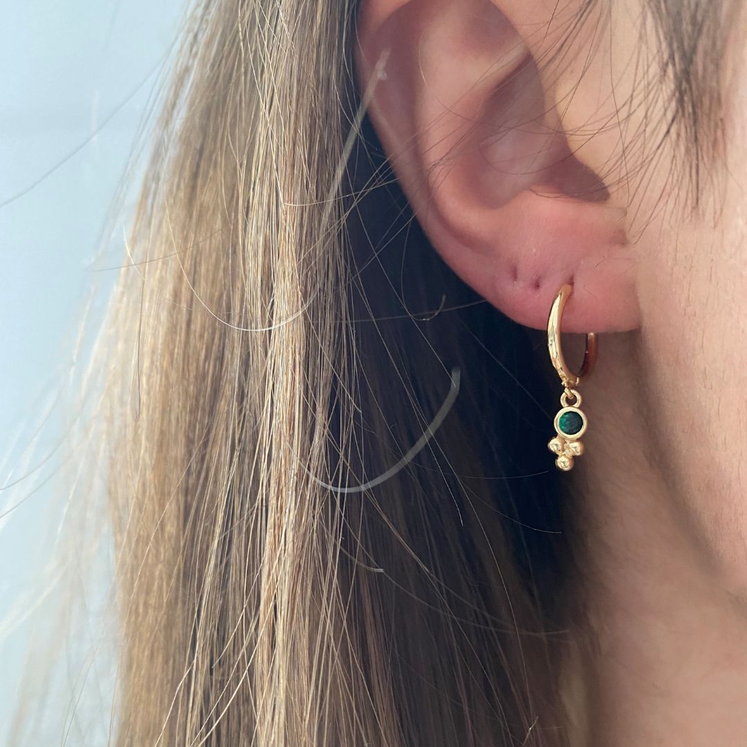 Boucles d'oreilles modèle grape earrings en or portées