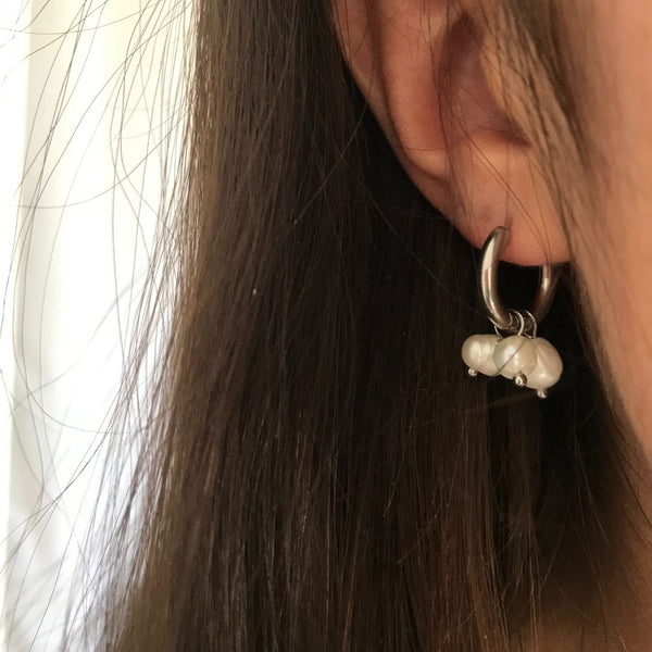 Boucles d'oreilles modèle precious earrings en argent portées