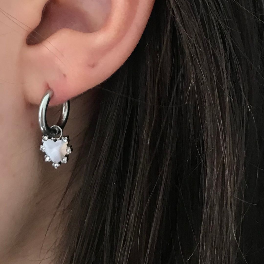 Boucles d'oreilles modèle shakespeare earrings en argent portées