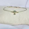 Bracelet modèle Antique Bracelet en or et fil vert sur présentoir