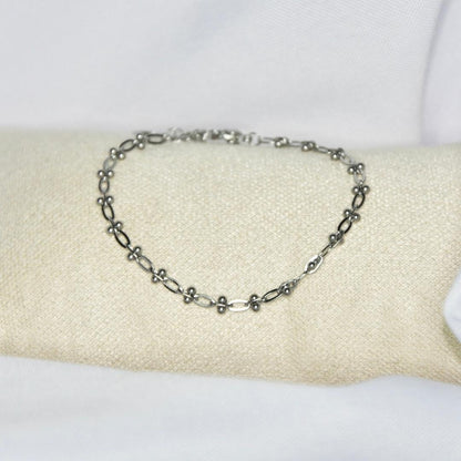 Bracelet modèle Bell Bracelet en argent avec breloques sur présentoir