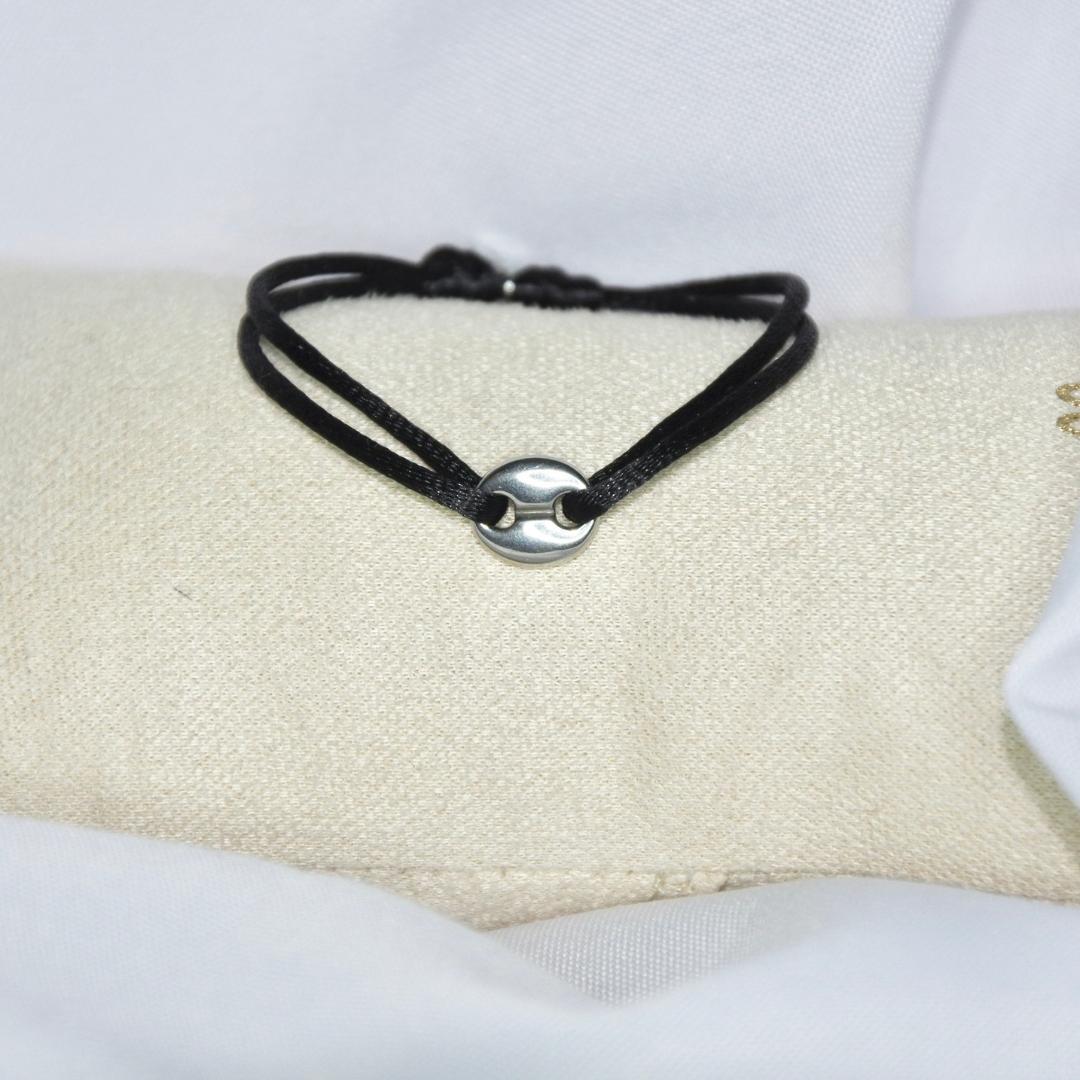 Bracelet modèle Coffee Cord en argent avec cordon couleur noire sur présentoir