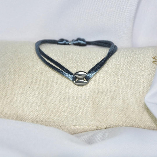 Bracelet modèle Coffee Cord en argent avec cordon couleur pastel sur présentoir