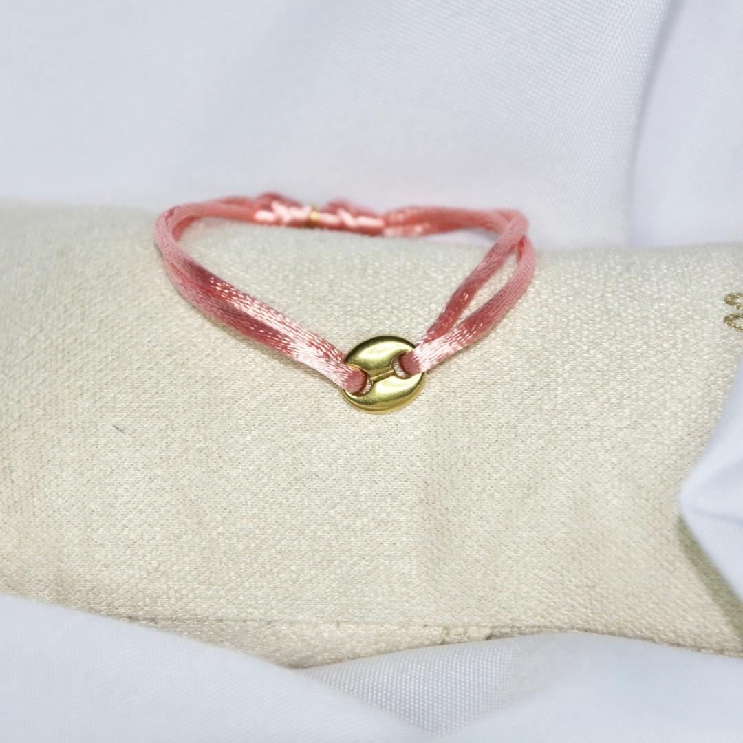 Bracelet modèle Coffee Cord en or avec cordon couleur baby rose sur présentoir