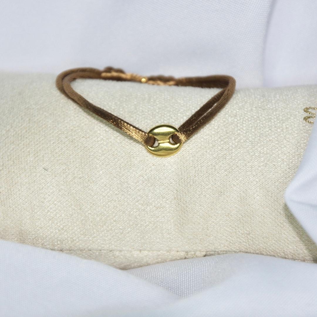 Bracelet modèle Coffee Cord en or avec cordon couleur camel sur présentoir