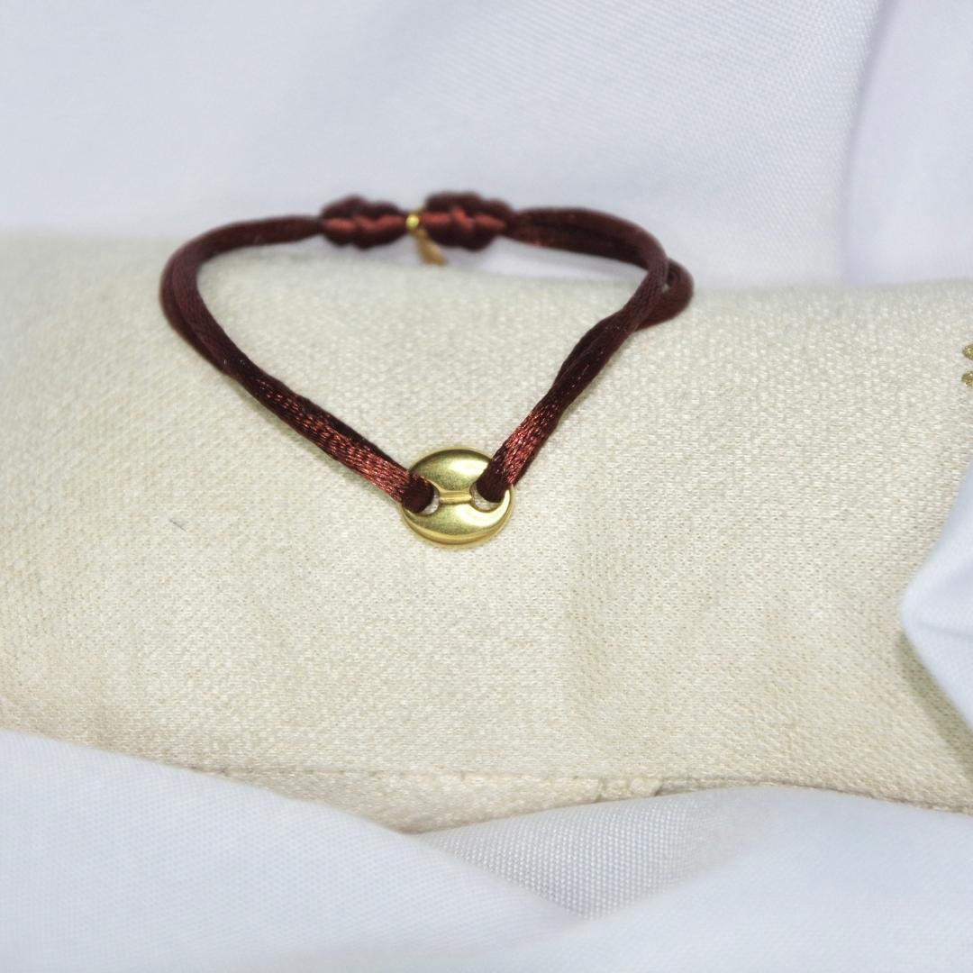 Bracelet modèle Coffee Cord en or avec cordon couleur chocolat sur présentoir