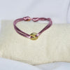 Bracelet modèle Coffee Cord en or avec cordon couleur lilas sur présentoir