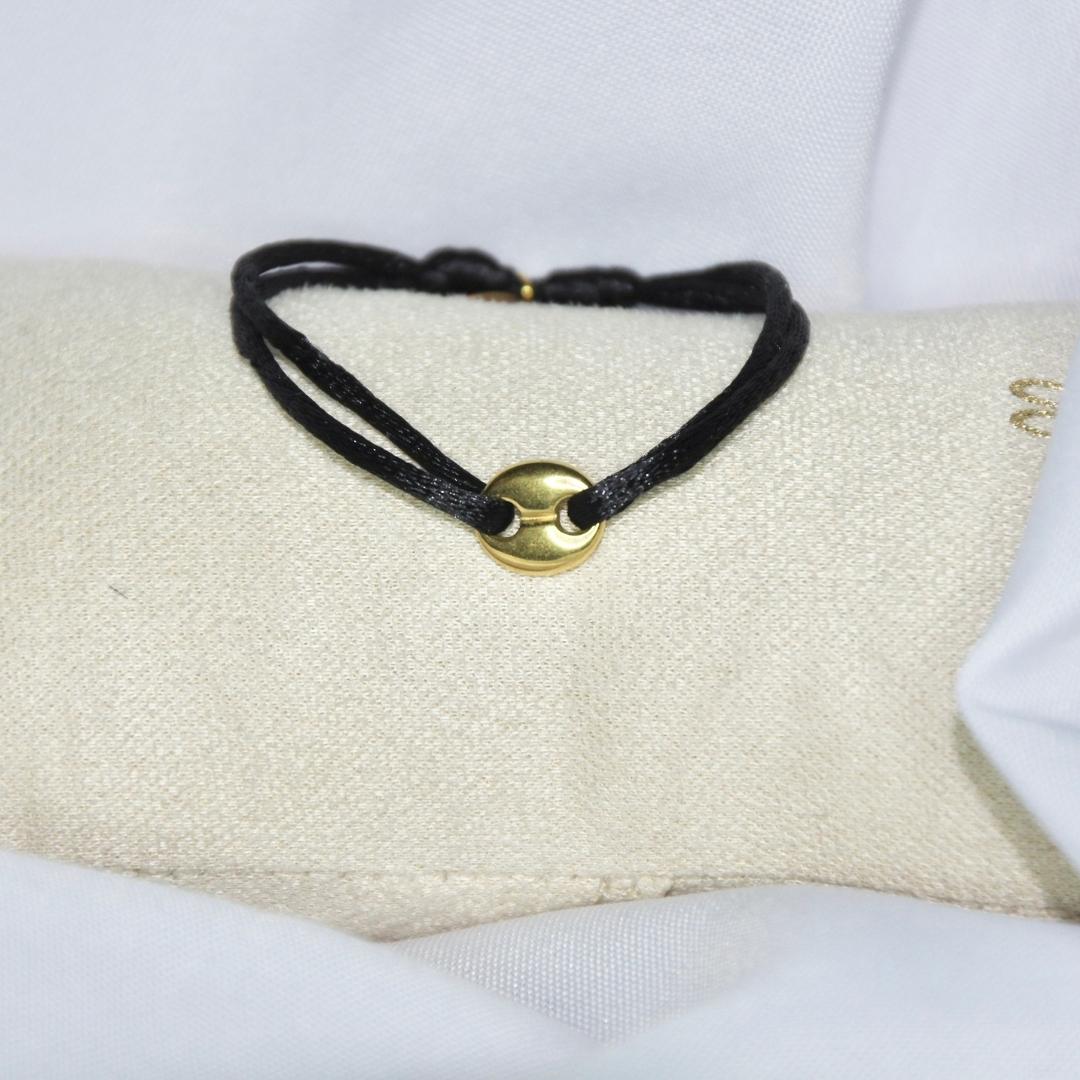 Bracelet modèle Coffee Cord en or avec cordon couleur noire sur présentoir