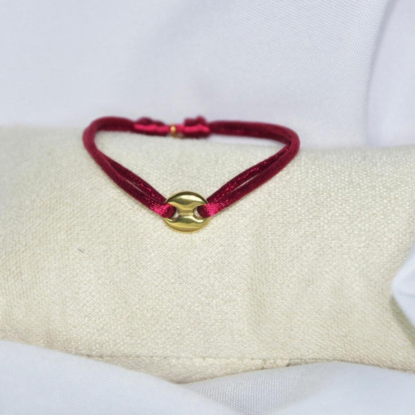 Bracelet modèle Coffee Cord en or avec cordon couleur prune sur présentoir
