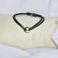 Bracelet modèle Coffee Cord en or avec cordon couleur sapin sur présentoir