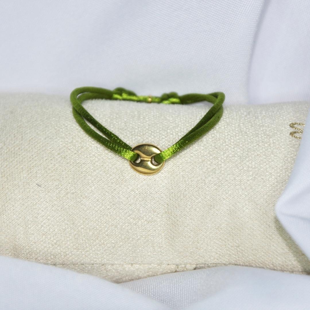 Bracelet modèle Coffee Cord en or avec cordon couleur verte sur présentoir