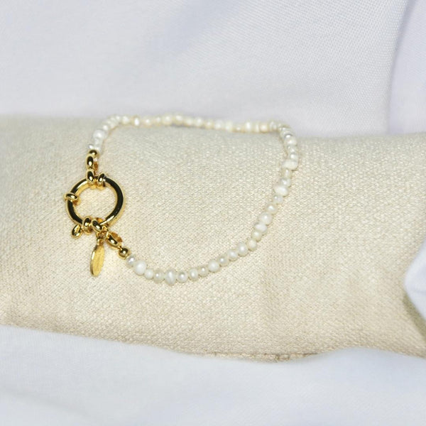 Bracelet modèle Cruise Bracelet avec fermoir bouée en or et chaîne en perles sur présentoir