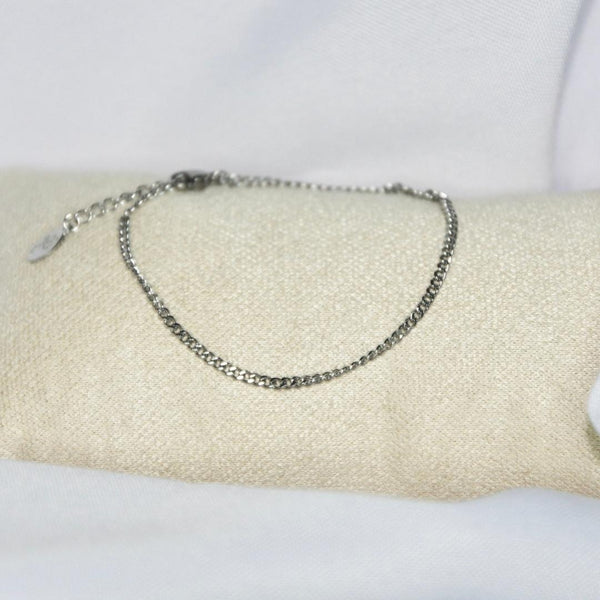 Bracelet modèle Cute Bracelet avec maillons étroits en argent sur présentoir