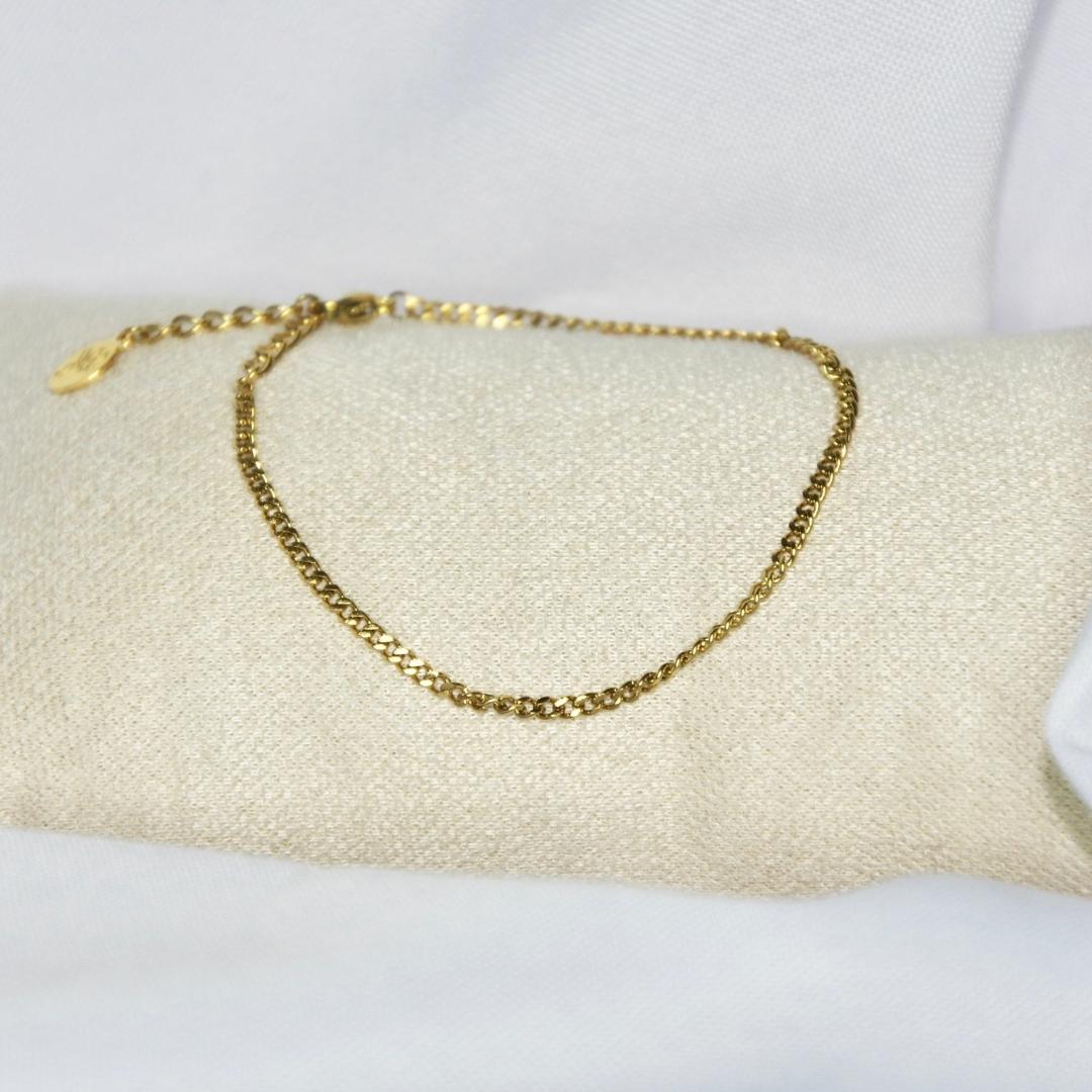 Bracelet modèle Cute Bracelet avec maillons étroits en or sur présentoir