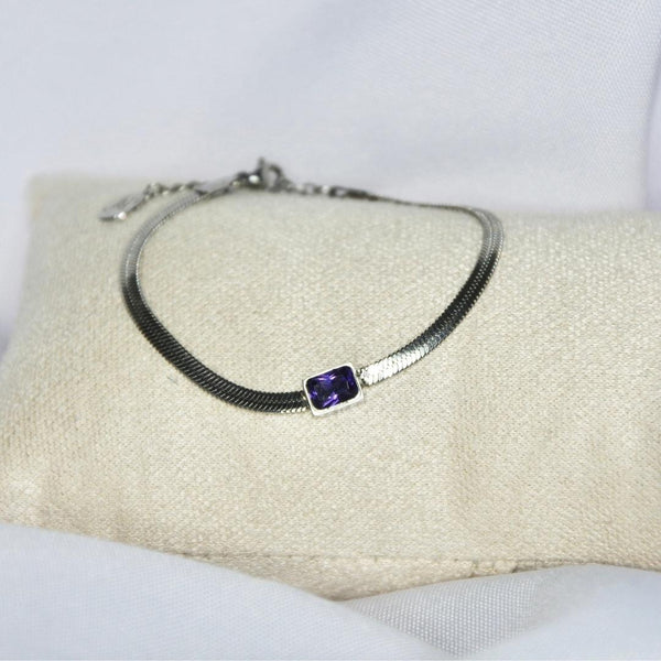Bracelet modèle Empress Bracelet avec chaîne en maille serpent en argent et pierre violette sur présentoir