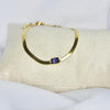 Bracelet modèle Empress Bracelet avec chaîne en maille serpent en or et pierre violette  sur présentoir