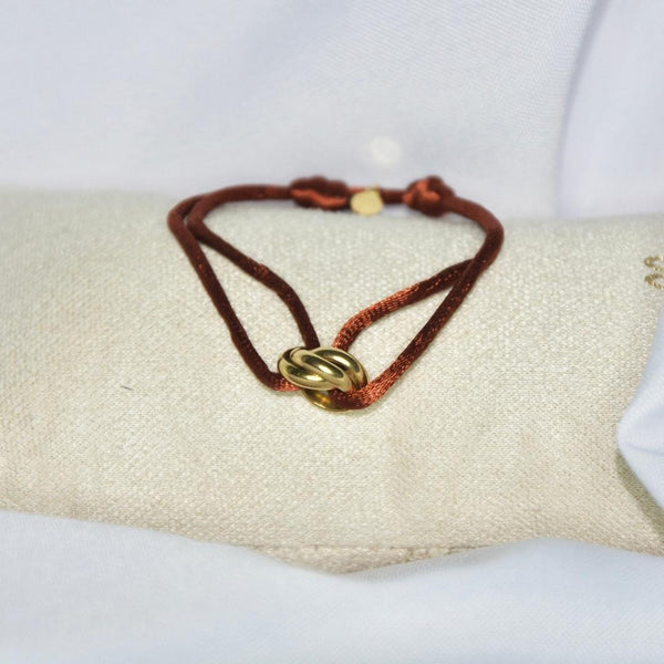 Bracelet modèle Lady Cord avec cordon couleur caramel et décoration en or sur présentoir