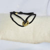 Bracelet modèle Lady Cord avec cordon couleur noire et décoration en or sur présentoir