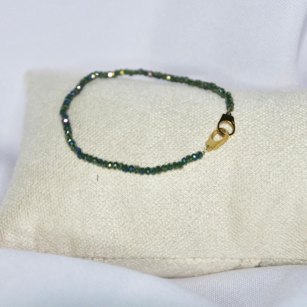 Bracelet modèle Mermaid Bracelet en perles vertes nacrées sur présentoir