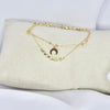 Bracelet modèle Moonlight Bracelet en or avec double chaîne, perles vertes et pendant lune sur présentoir