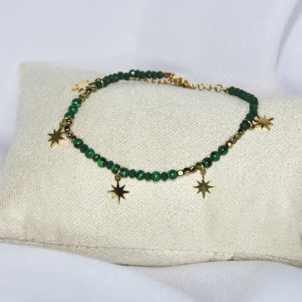 Bracelet modèle Oz Bracelet en perles vertes et étoiles dorées sur présentoir