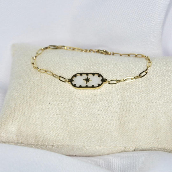 Bracelet modèle Pure Bracelet en or avec détail nacré sur présentoir