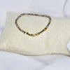 Bracelet modèle River Bracelet en perles argentées avec nuances naturelles sur présentoir